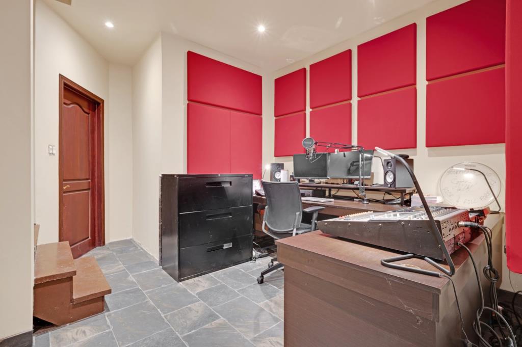 Maison au charme unique nichée dans un écrin boisé de 69 000 pi²