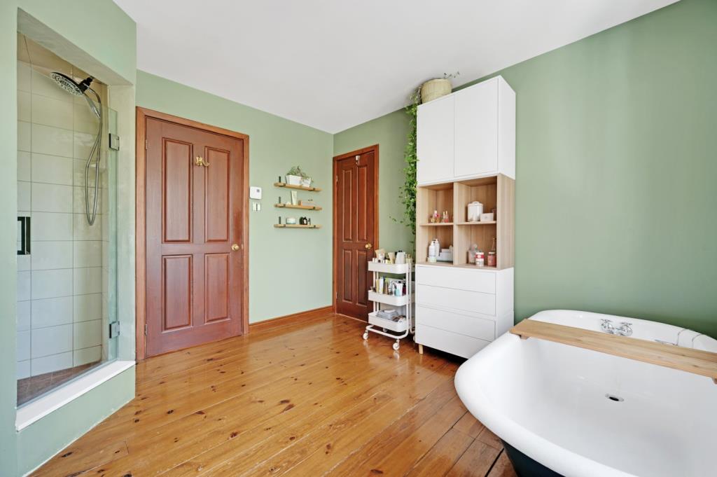 Maison au charme unique nichée dans un écrin boisé de 69 000 pi²