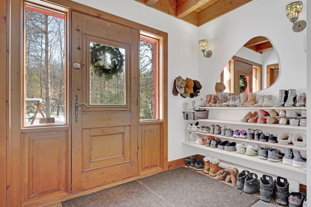 Maison au charme unique nichée dans un écrin boisé de 69 000 pi²