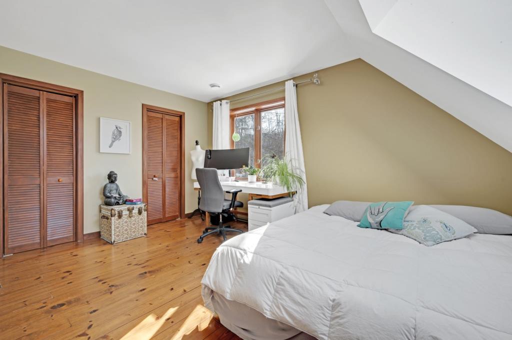 Maison au charme unique nichée dans un écrin boisé de 69 000 pi²