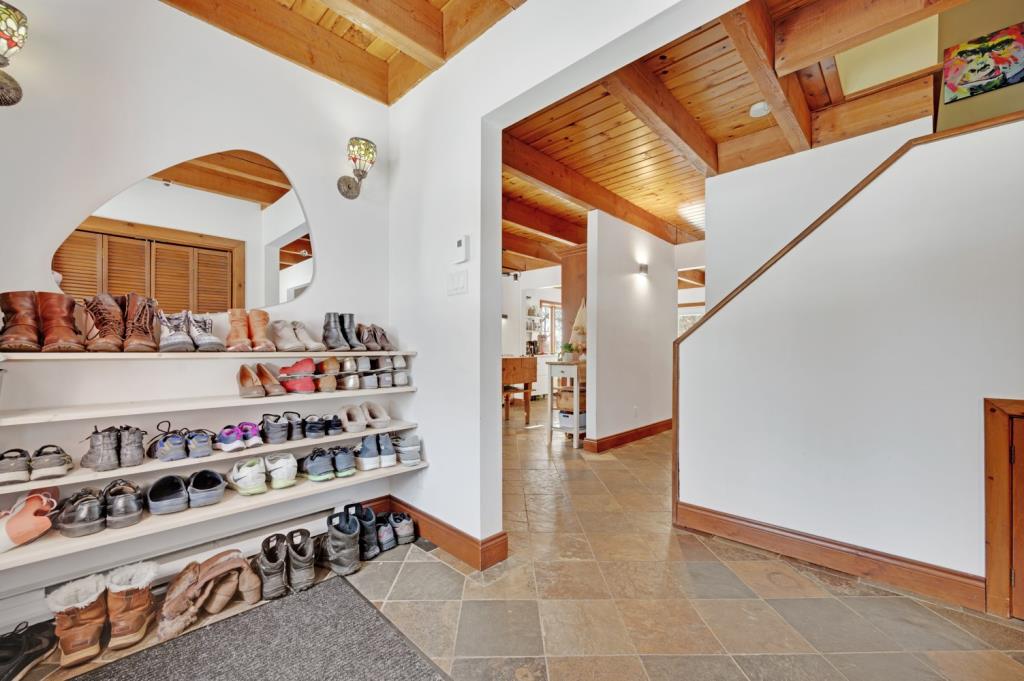 Maison au charme unique nichée dans un écrin boisé de 69 000 pi²