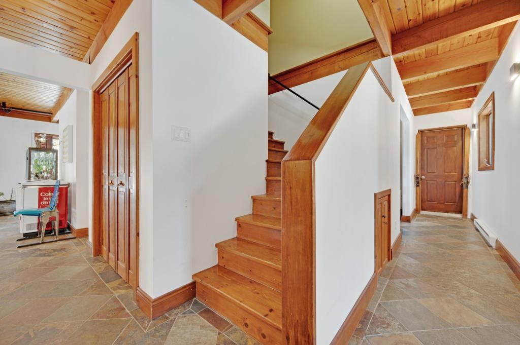 Maison au charme unique nichée dans un écrin boisé de 69 000 pi²