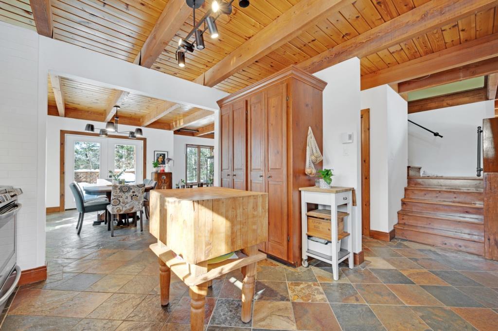 Maison au charme unique nichée dans un écrin boisé de 69 000 pi²