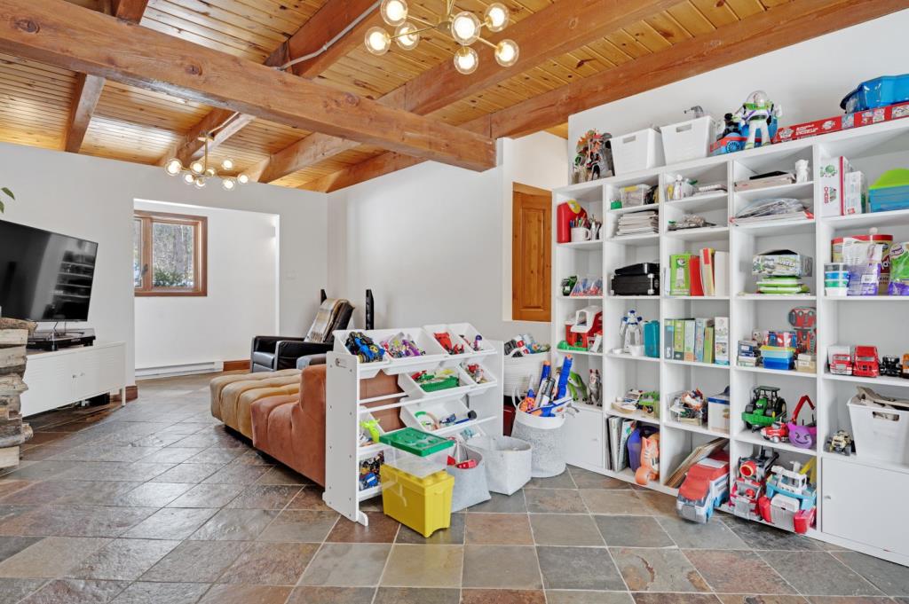 Maison au charme unique nichée dans un écrin boisé de 69 000 pi²