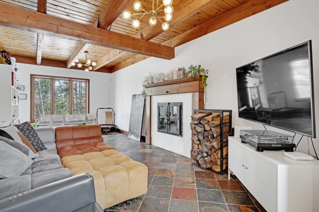 Maison au charme unique nichée dans un écrin boisé de 69 000 pi²
