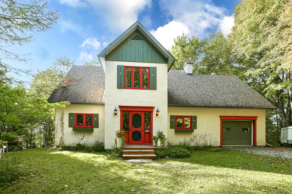 Maison au charme unique nichée dans un écrin boisé de 69 000 pi²