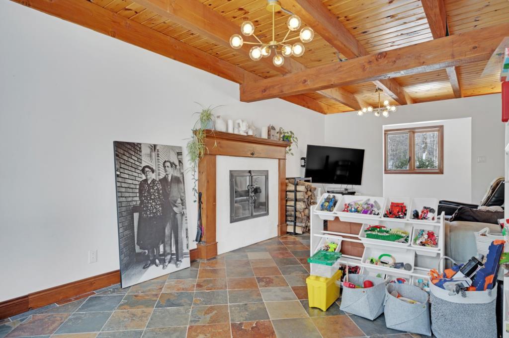Maison au charme unique nichée dans un écrin boisé de 69 000 pi²