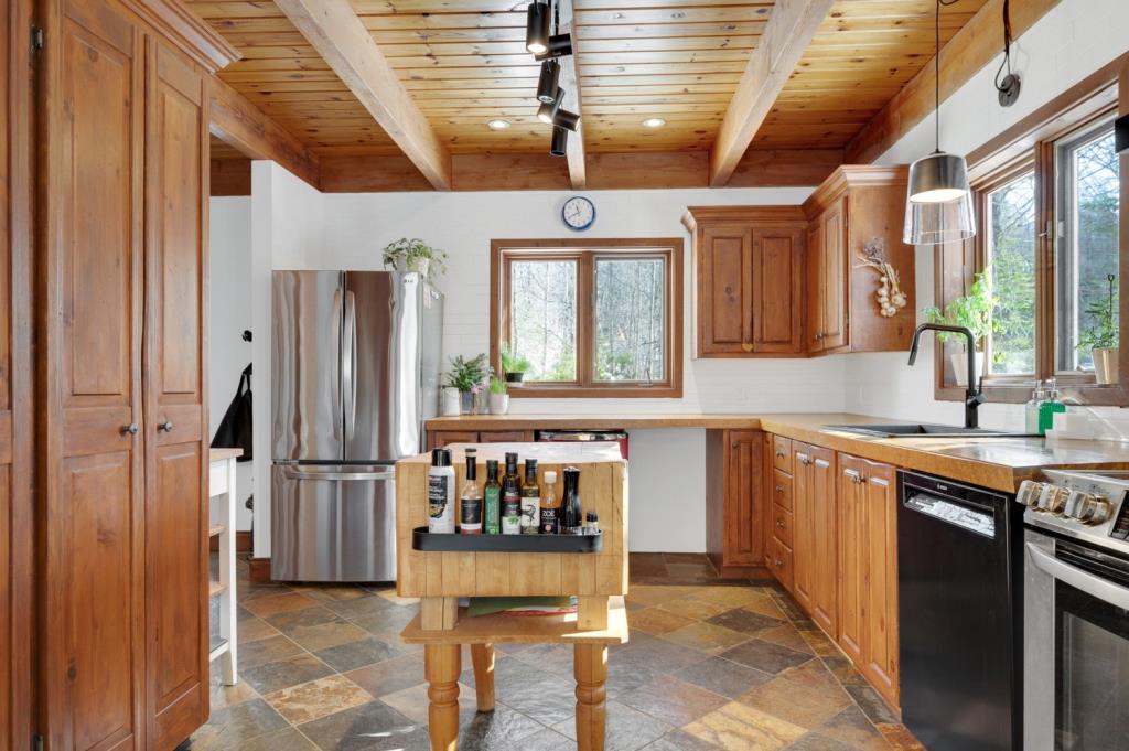 Maison au charme unique nichée dans un écrin boisé de 69 000 pi²