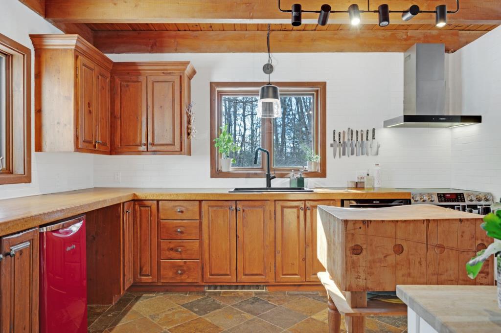 Maison au charme unique nichée dans un écrin boisé de 69 000 pi²