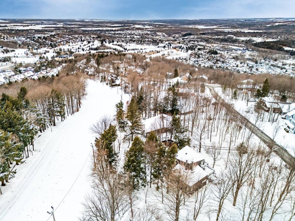 Rare propriété mid-century érigée sur un mont de ski à 50 minutes de Montréal