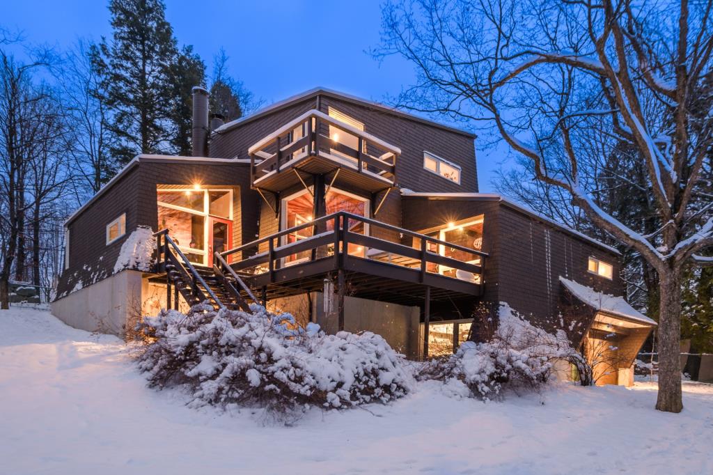 Rare propriété mid-century érigée sur un mont de ski à 50 minutes de Montréal