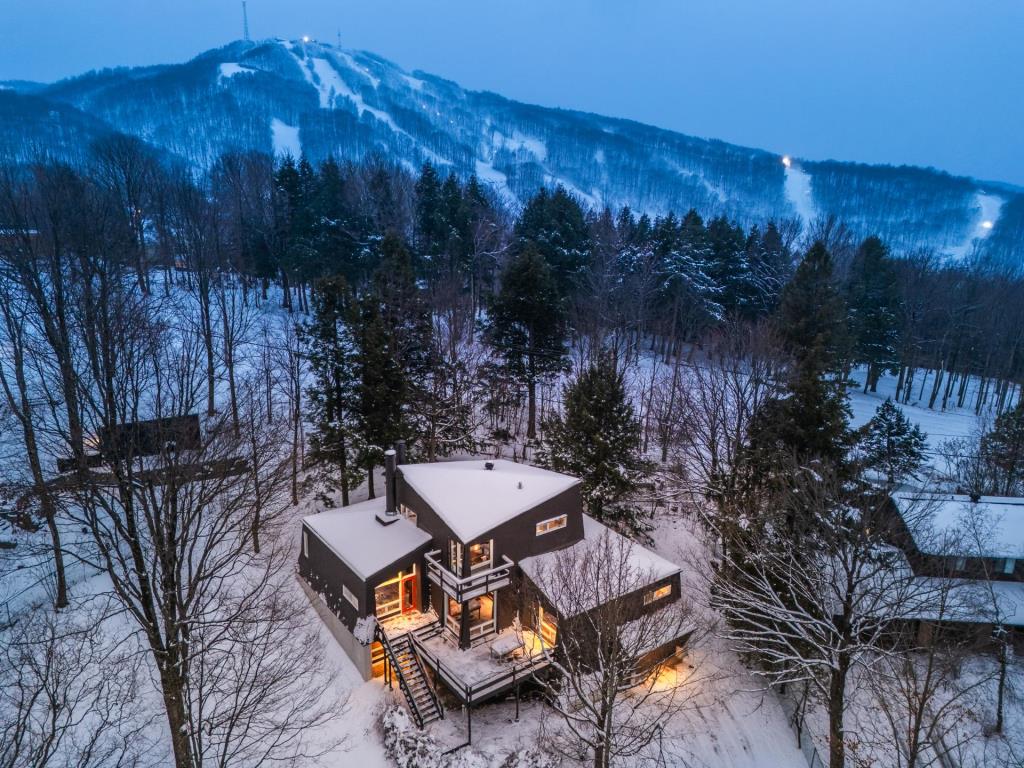 Rare propriété mid-century érigée sur un mont de ski à 50 minutes de Montréal