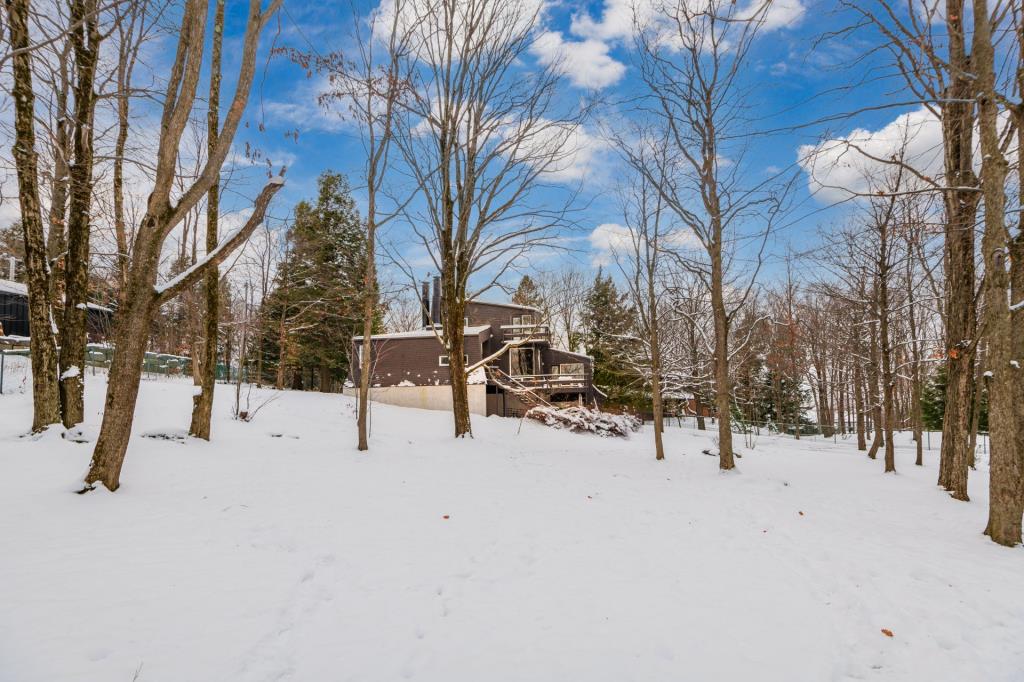 Rare propriété mid-century érigée sur un mont de ski à 50 minutes de Montréal