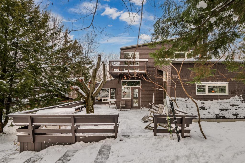 Rare propriété mid-century érigée sur un mont de ski à 50 minutes de Montréal