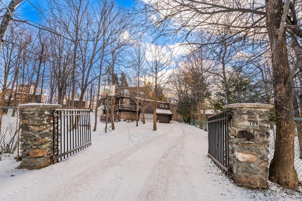 Rare propriété mid-century érigée sur un mont de ski à 50 minutes de Montréal