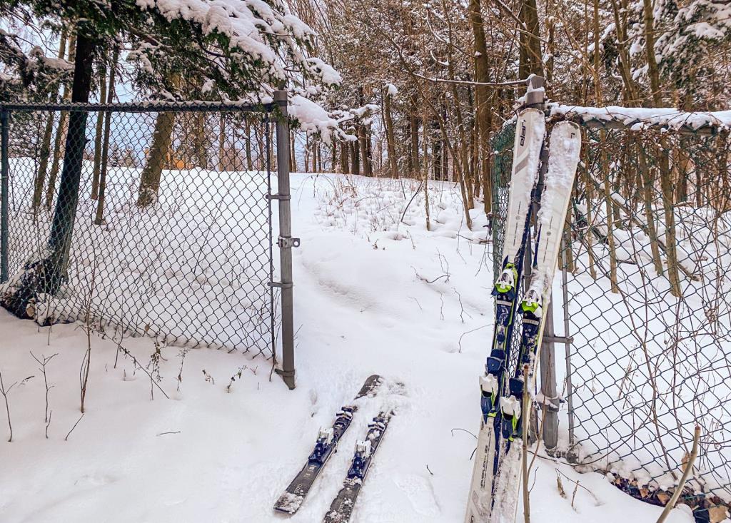 Rare propriété mid-century érigée sur un mont de ski à 50 minutes de Montréal