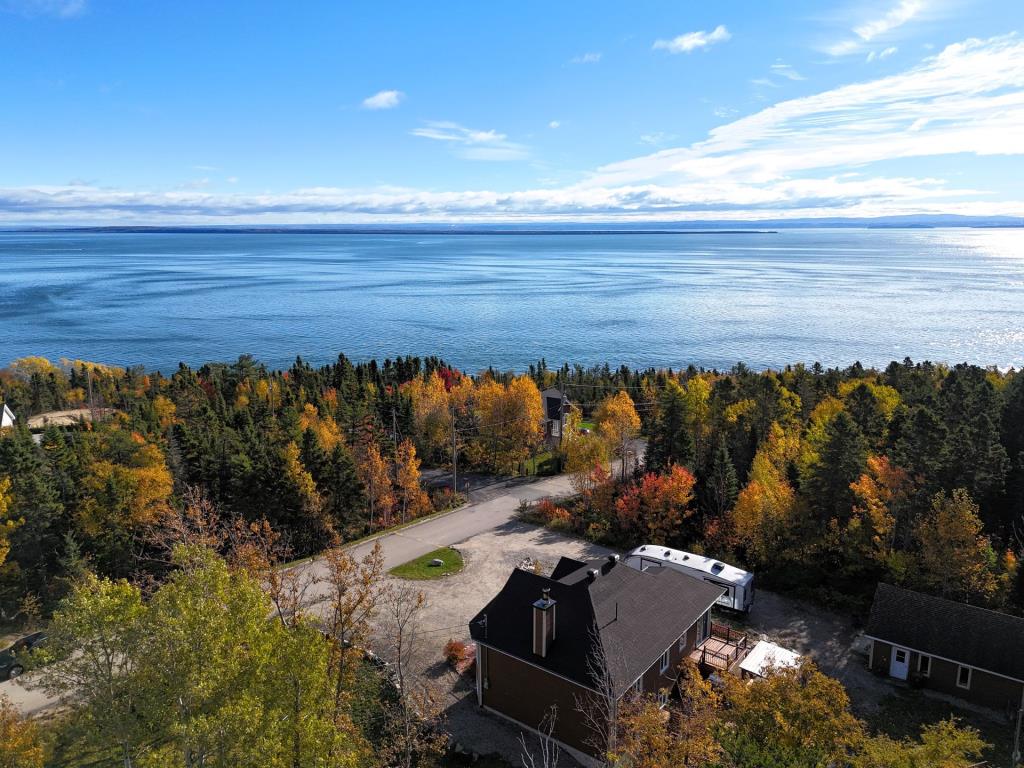 Maison magnifiquement baignée de lumière avec vue imprenable sur le fleuve