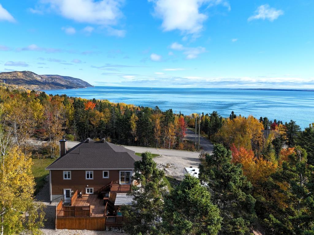 Maison magnifiquement baignée de lumière avec vue imprenable sur le fleuve