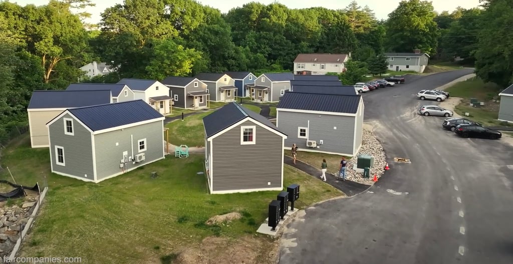 Un couple de promoteurs décide de construire 44 minimaisons au lieu de 9 maisons de luxe pour aider leurs employés 