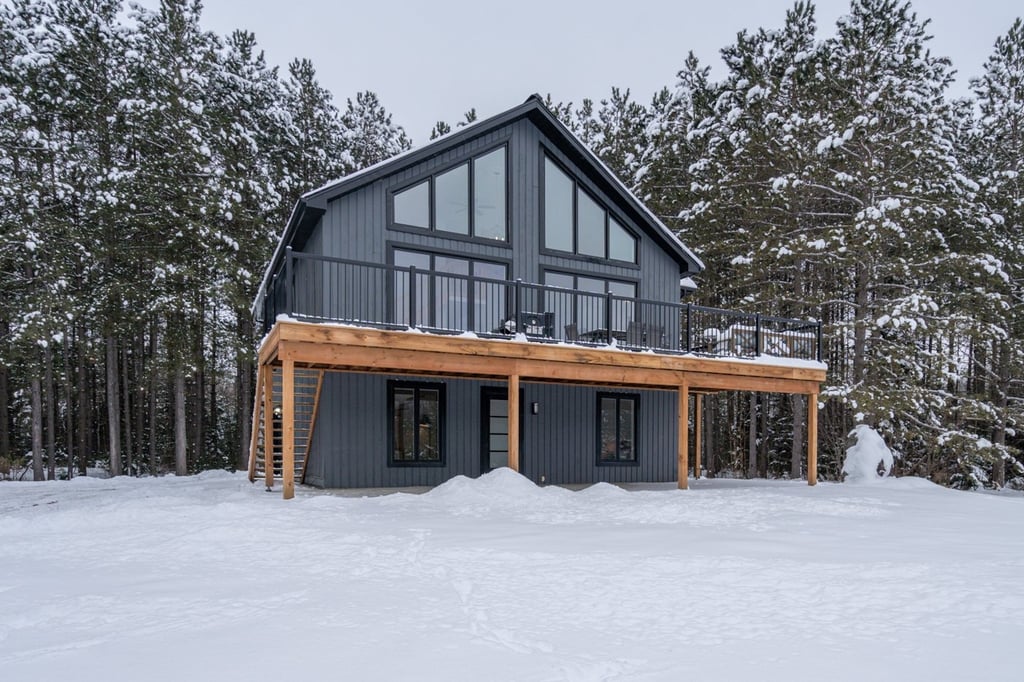 Vous rêvez de grands espaces? Découvrez ce domaine de 43 acres situé dans un secteur paisible