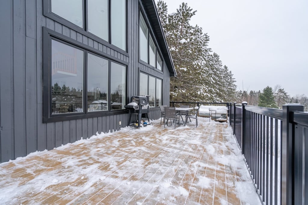 Vous rêvez de grands espaces? Découvrez ce domaine de 43 acres situé dans un secteur paisible