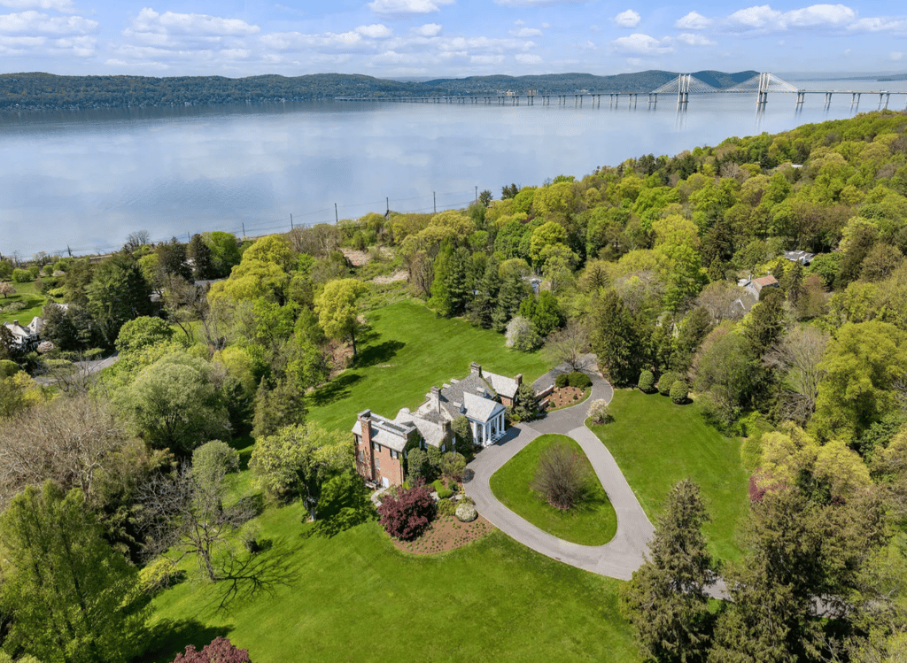 Michael Douglas et Catherine Zeta-Jones vendent leur imposant manoir sur le bord du fleuve.