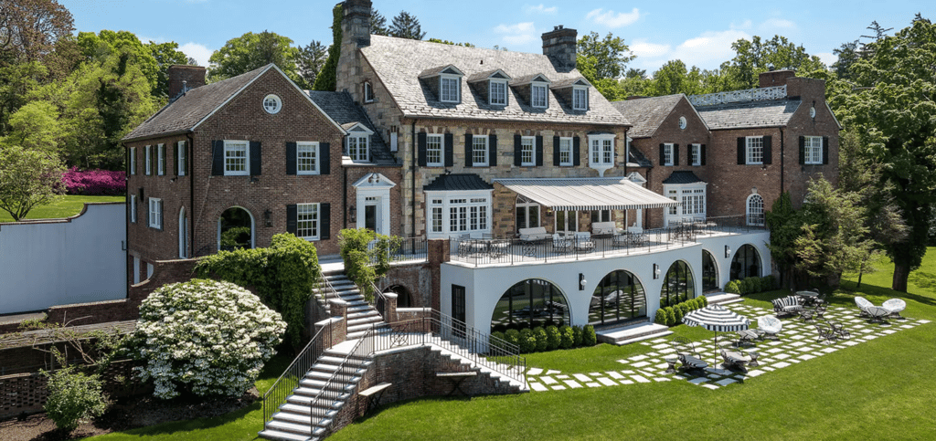 Michael Douglas et Catherine Zeta-Jones vendent leur imposant manoir sur le bord du fleuve.