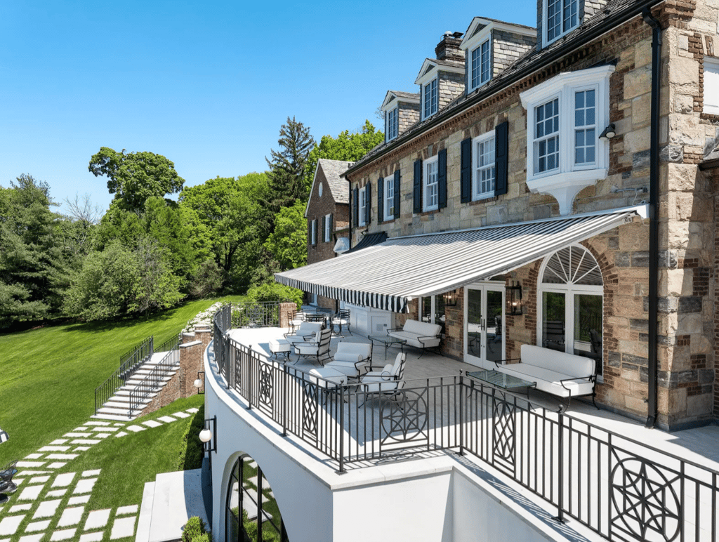 Michael Douglas et Catherine Zeta-Jones vendent leur imposant manoir sur le bord du fleuve.