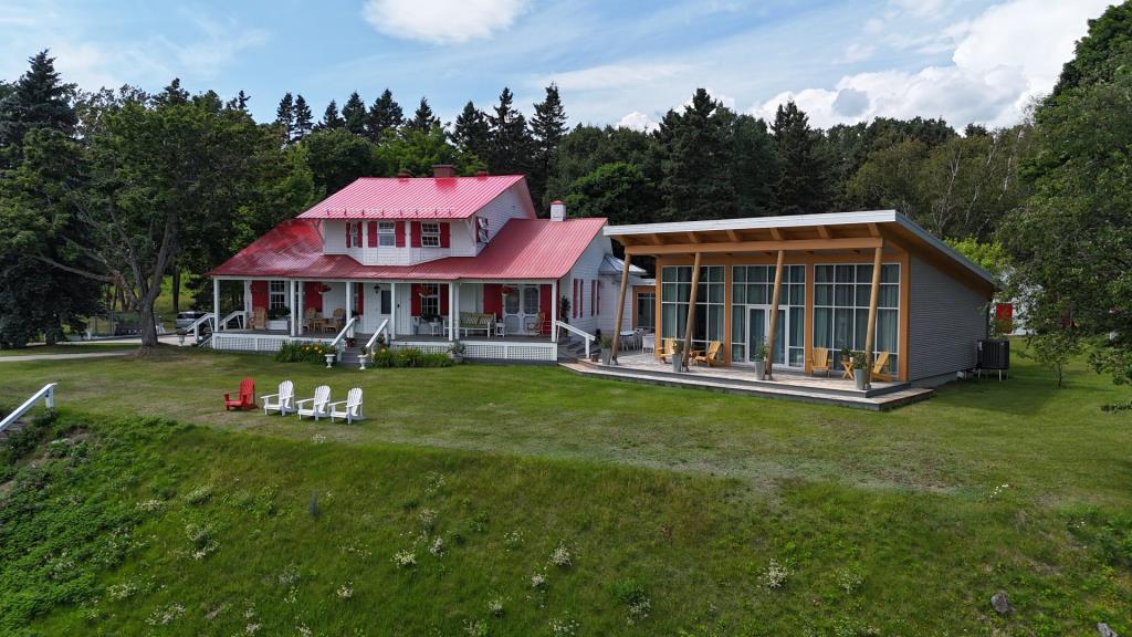 Rare beauté centenaire au cachet d'antan avec vue panoramique sur le fleuve