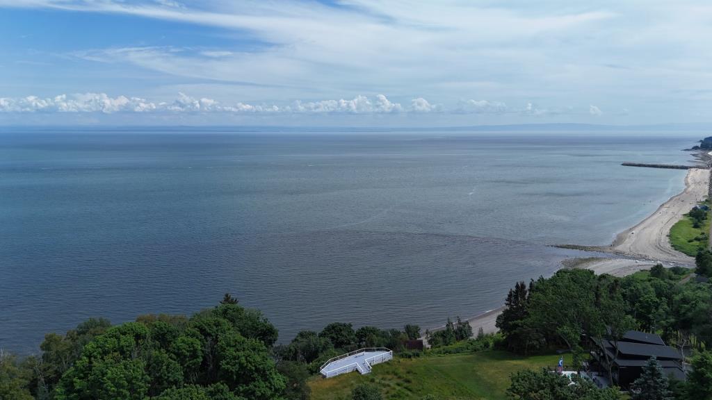 Rare beauté centenaire au cachet d'antan avec vue panoramique sur le fleuve