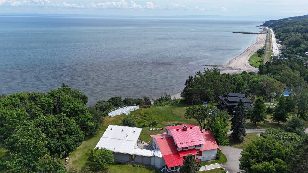 Rare beauté centenaire au cachet d'antan avec vue panoramique sur le fleuve