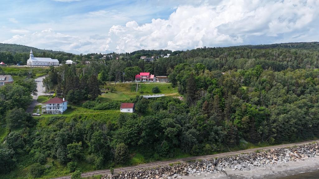 Rare beauté centenaire au cachet d'antan avec vue panoramique sur le fleuve