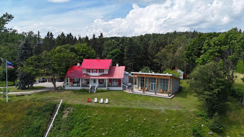 Rare beauté centenaire au cachet d'antan avec vue panoramique sur le fleuve