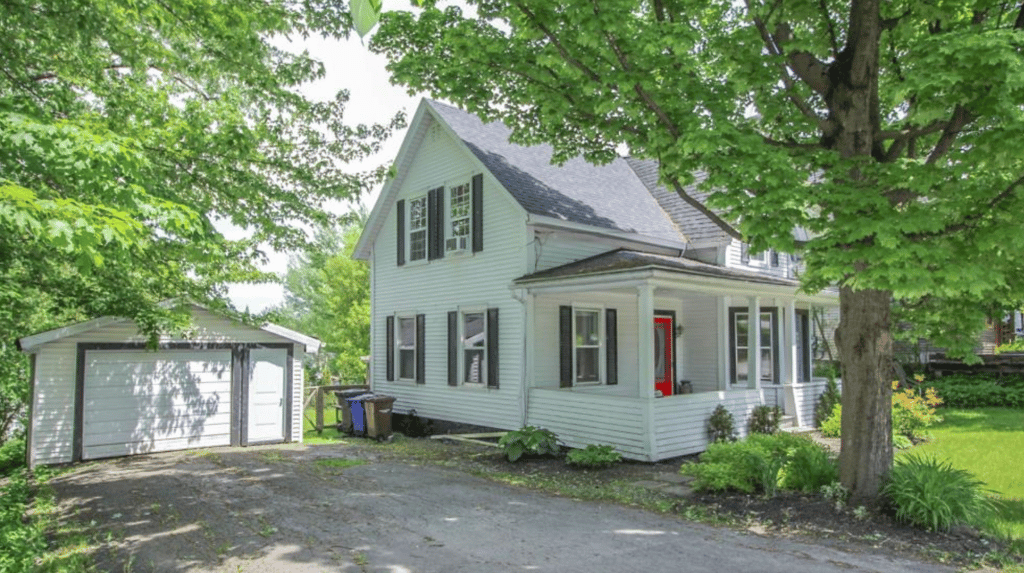 Magnifique centenaire impeccablement rénovée au coeur de l'Estrie