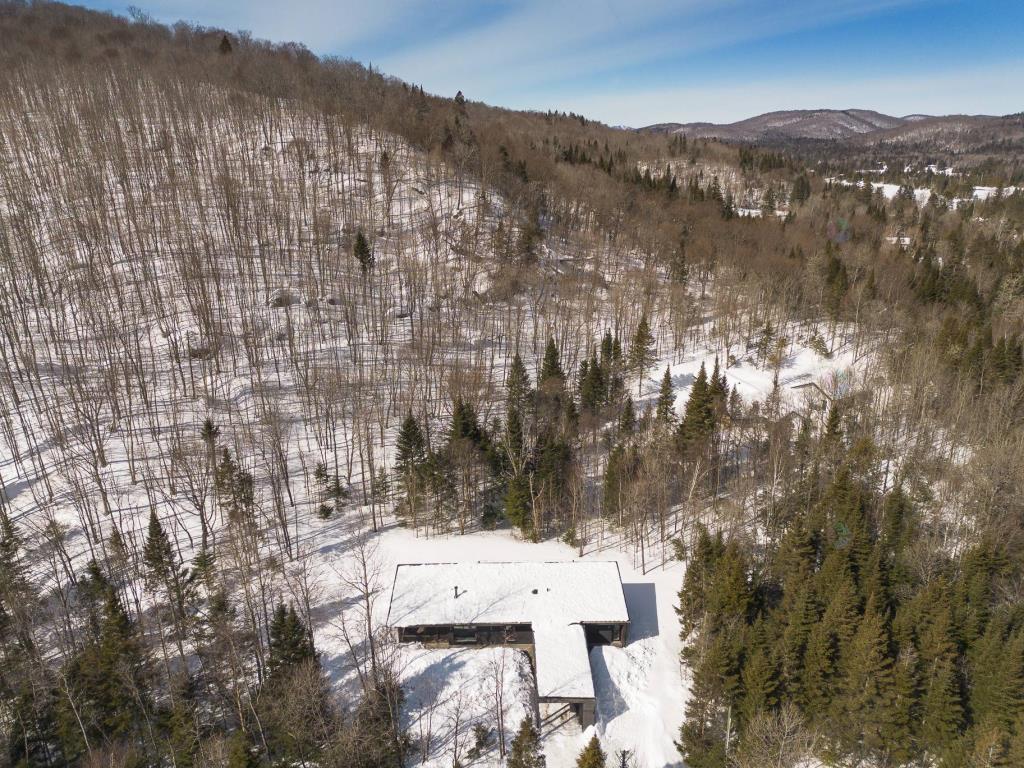Douceur et quiétude au cœur d’un lot boisé de plus de 140 000 pi²