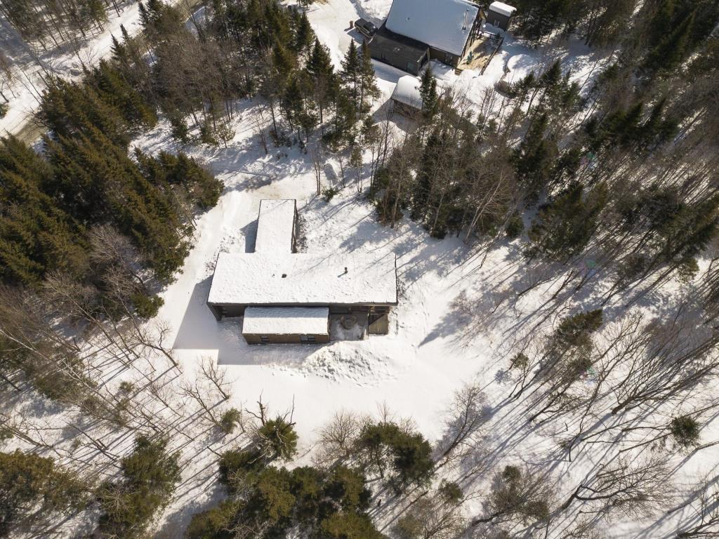 Douceur et quiétude au cœur d’un lot boisé de plus de 140 000 pi²