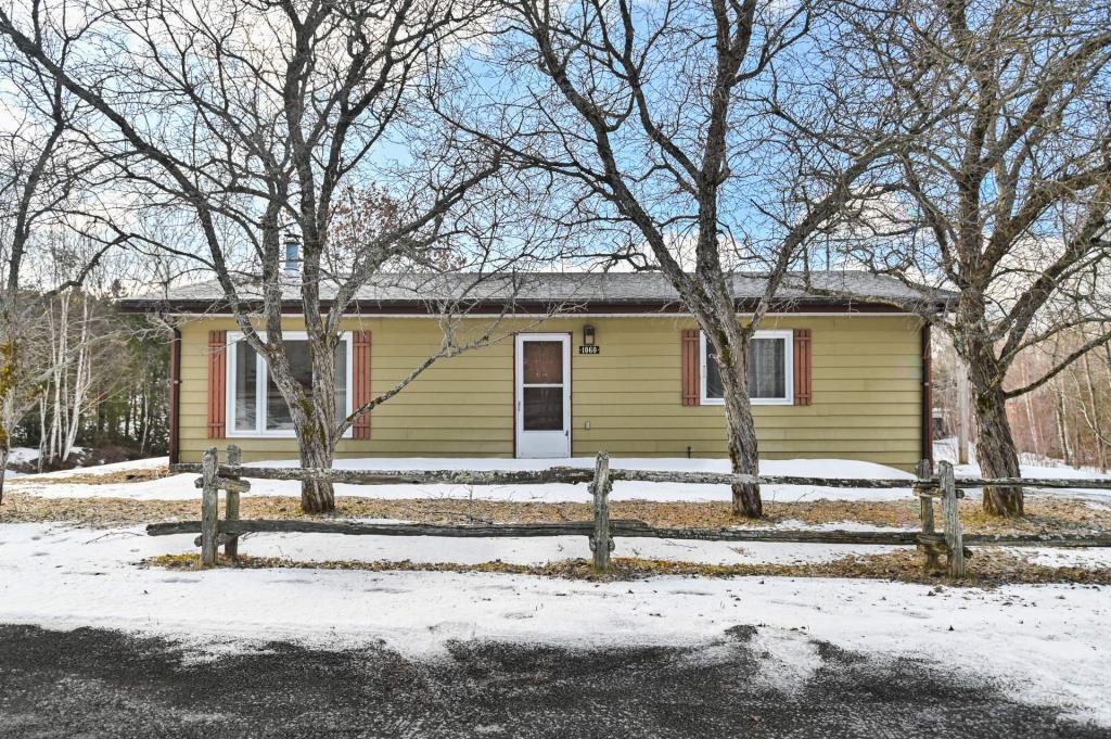 Charmant plain-pied meublé à 375 000 $ tout près de la montagne et des pistes de ski