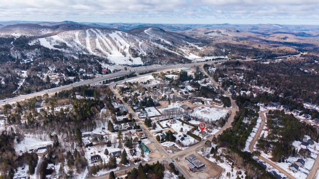 Charmant plain-pied meublé à 375 000 $ tout près de la montagne et des pistes de ski