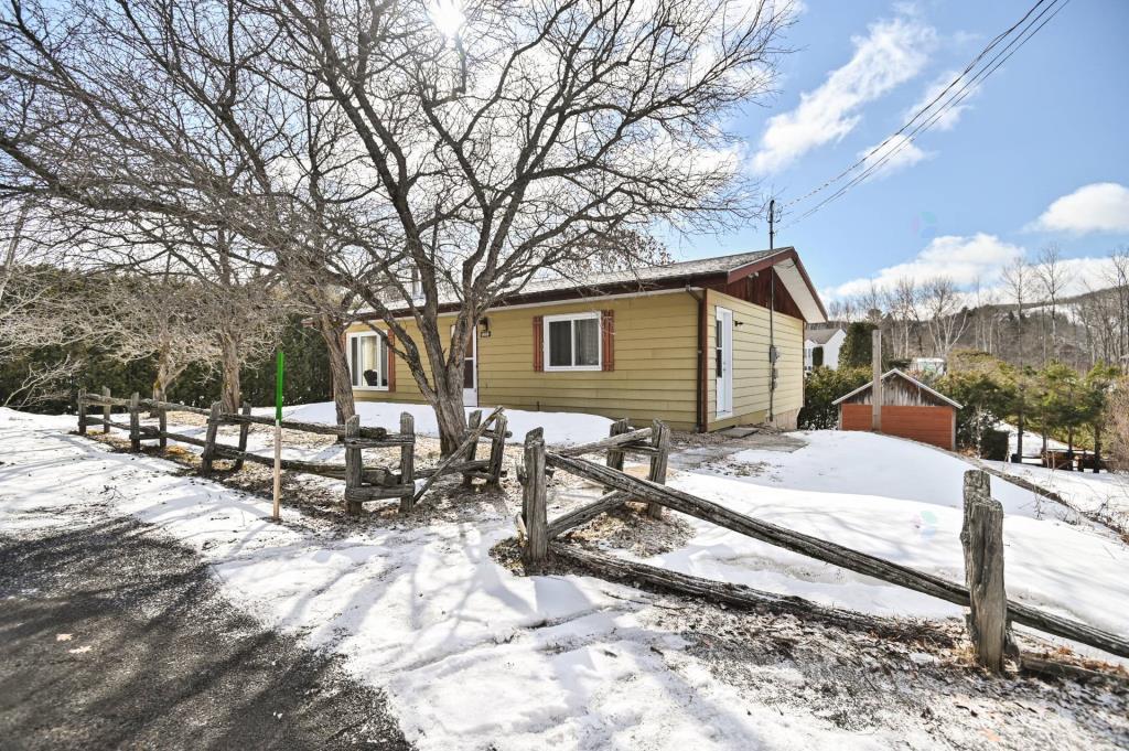 Charmant plain-pied meublé à 375 000 $ tout près de la montagne et des pistes de ski