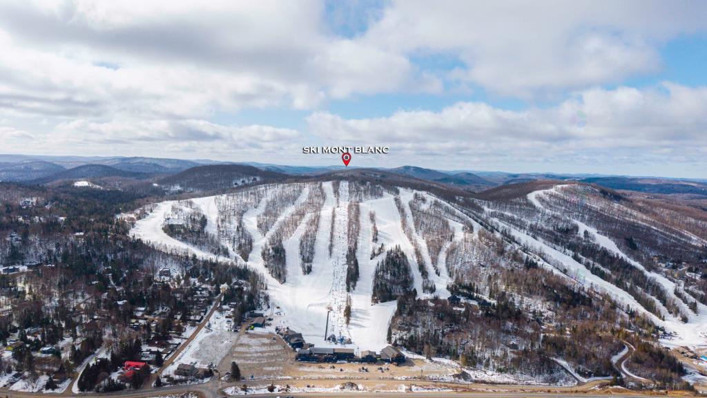 Charmant plain-pied meublé à 375 000 $ tout près de la montagne et des pistes de ski
