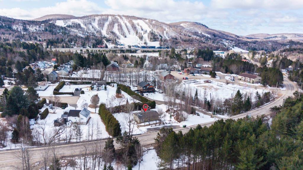 Charmant plain-pied meublé à 375 000 $ tout près de la montagne et des pistes de ski