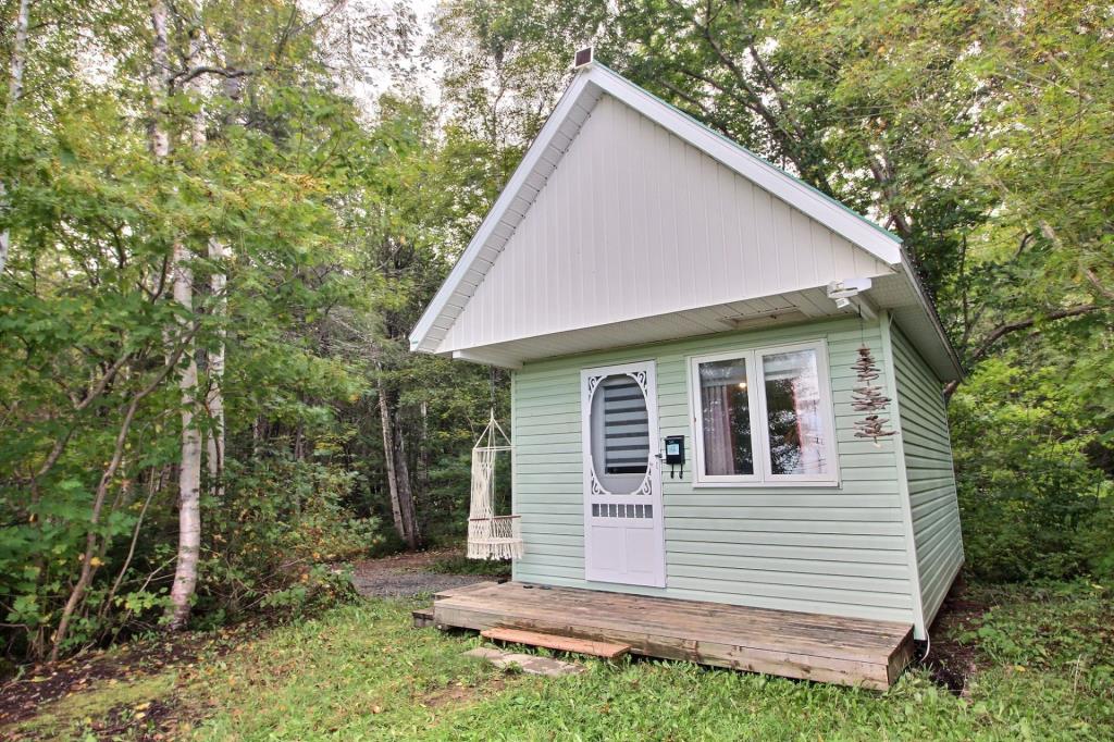 Prix réduit à 23 000 $ pour ce coquet chalet niché en pleine nature