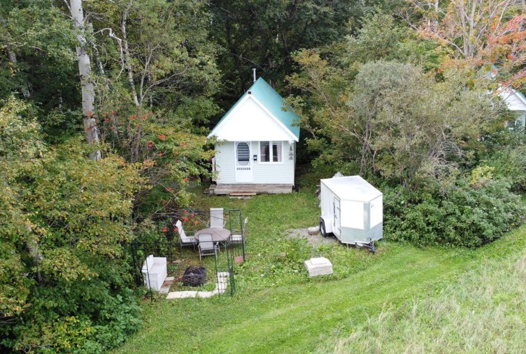 Prix réduit à 23 000 $ pour ce coquet chalet niché en pleine nature