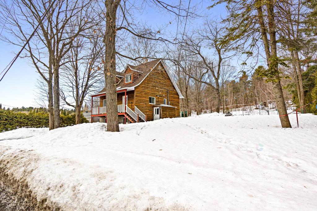 Chaleureuse maison à 375 000 $, pour une vie paisible à 40 mins de Montréal