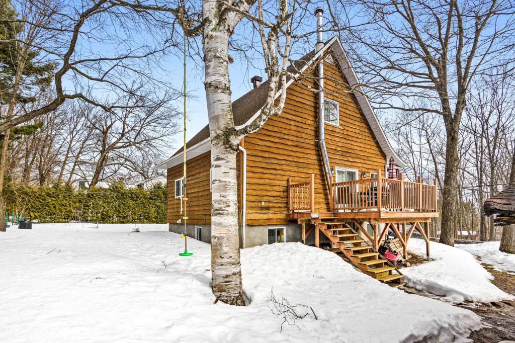 Chaleureuse maison à 375 000 $, pour une vie paisible à 40 mins de Montréal