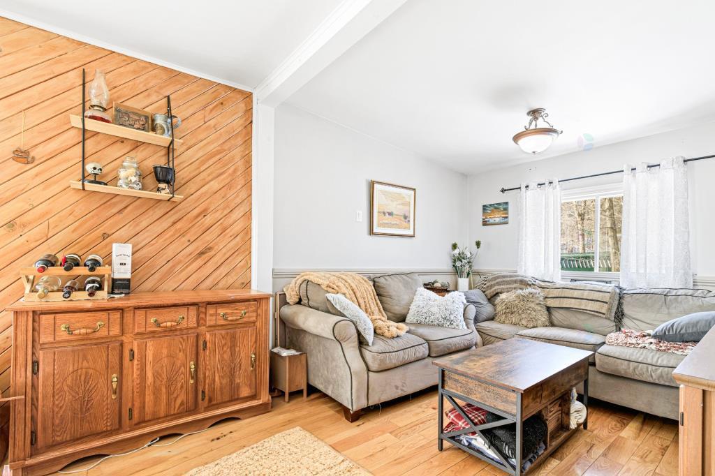 Chaleureuse maison à 375 000 $, pour une vie paisible à 40 mins de Montréal