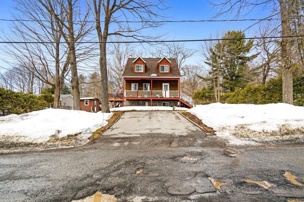 Chaleureuse maison à 375 000 $, pour une vie paisible à 40 mins de Montréal