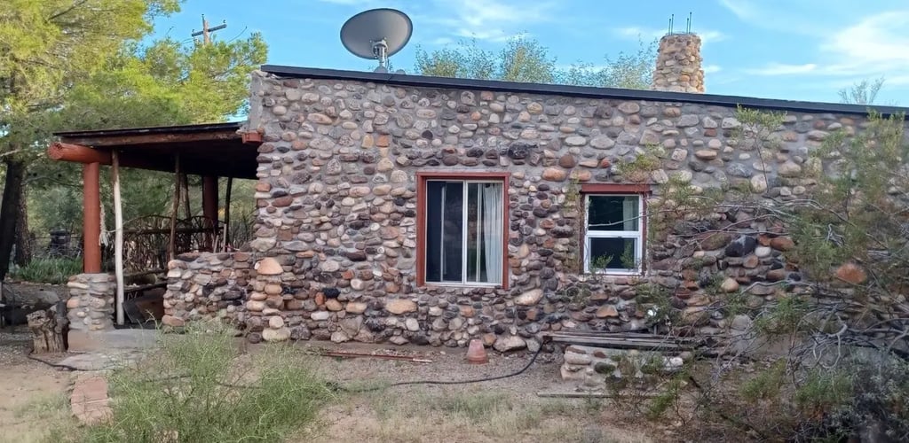 Une femme de 61 ans construit une maison en pierre à la main avec des matériaux disponibles localement et sans outils électriques