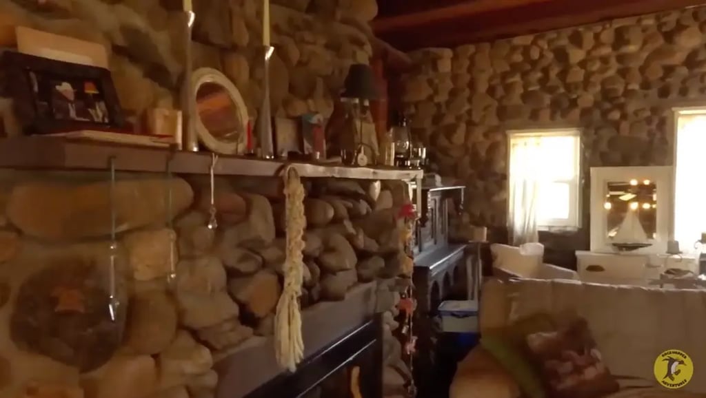 Une femme de 61 ans construit une maison en pierre à la main avec des matériaux disponibles localement et sans outils électriques