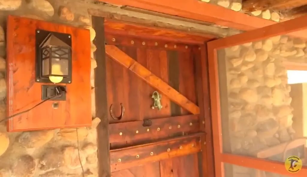 Une femme de 61 ans construit une maison en pierre à la main avec des matériaux disponibles localement et sans outils électriques